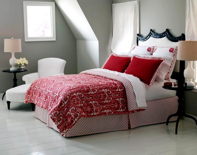 Спальня в красно-белых тонах