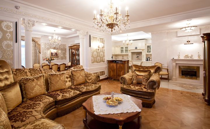 Центр классической гостиной - столик