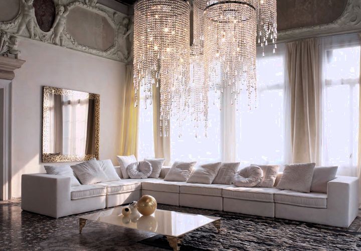 Величественная люстра для гостиной в классическом стиле
