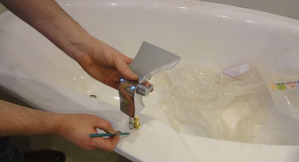 Как врезать смеситель в акриловую ванну своими руками