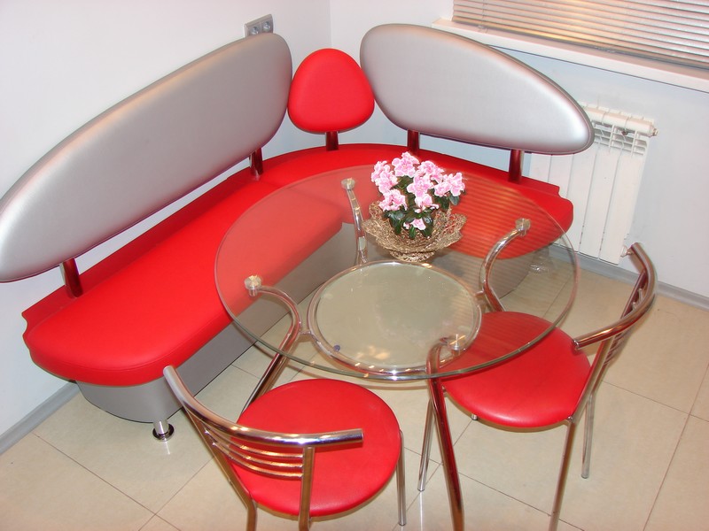 Красный оттенок столов в моде