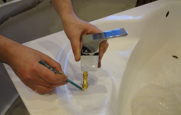 Как врезать смеситель в акриловую ванну своими руками