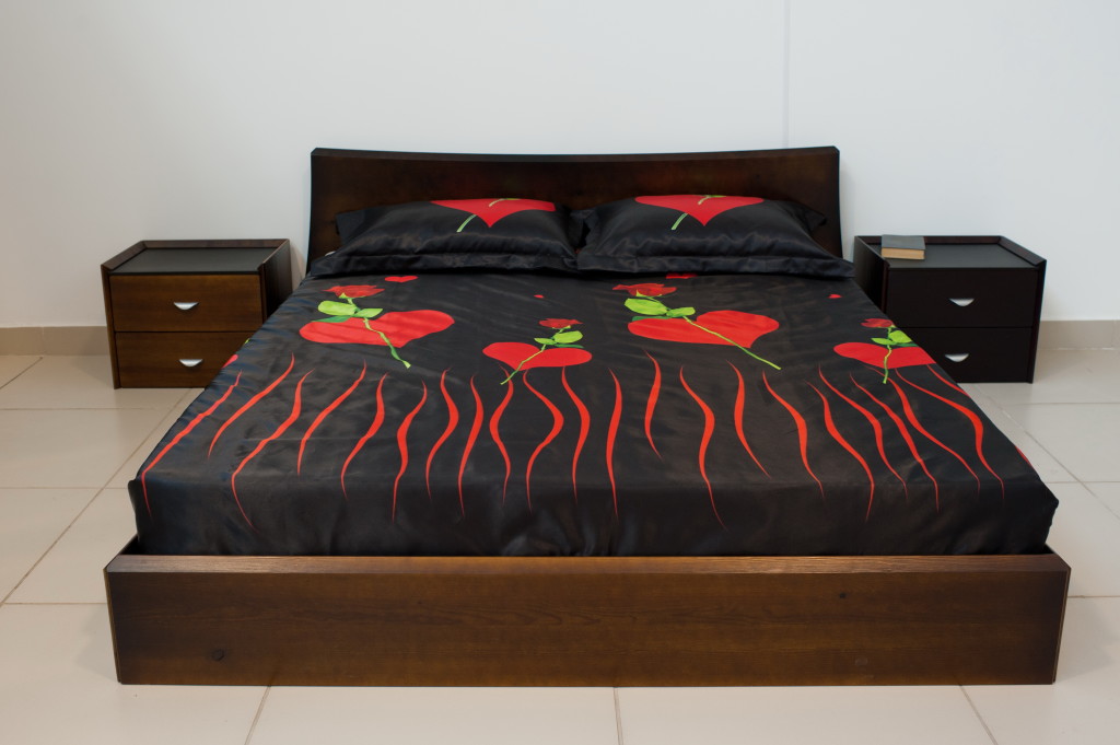Дизайн кровати из сосны