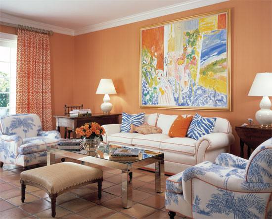 Персиковый цвет в интерьере гостиной комнаты