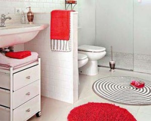 красный цвет в интерьере ванной комнаты 82
