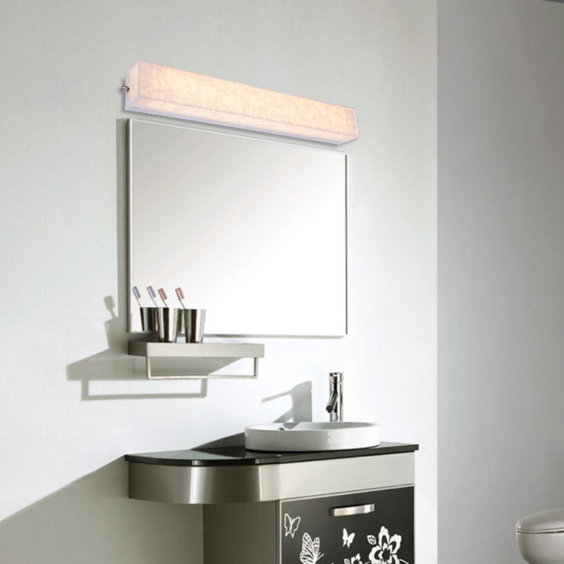 Светильник над зеркалом в ванной комнате
