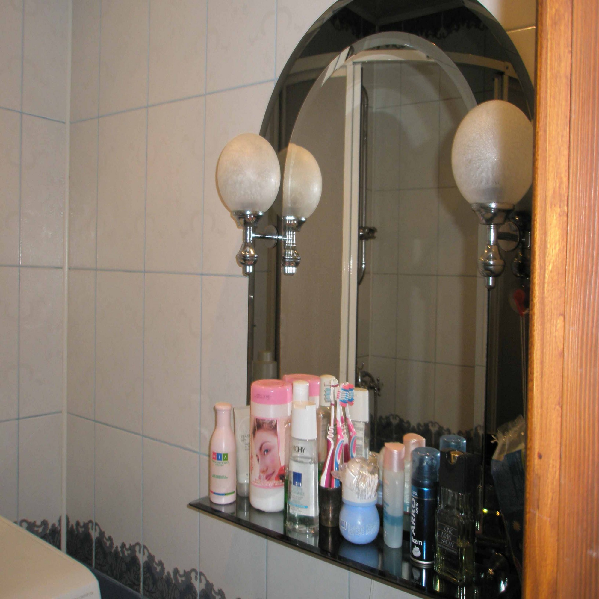 Зеркало с полкой в ванной комнате