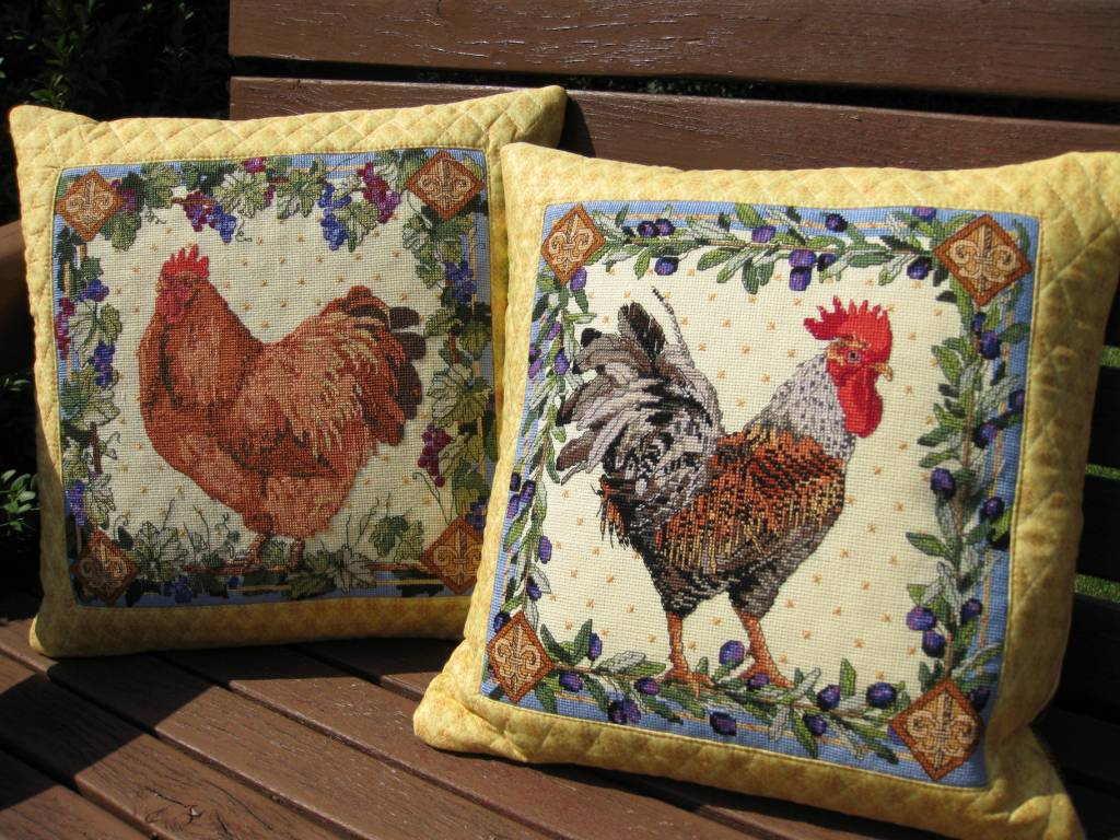 Рукодельное вышивание на подушках симпатичных петушков или курочек