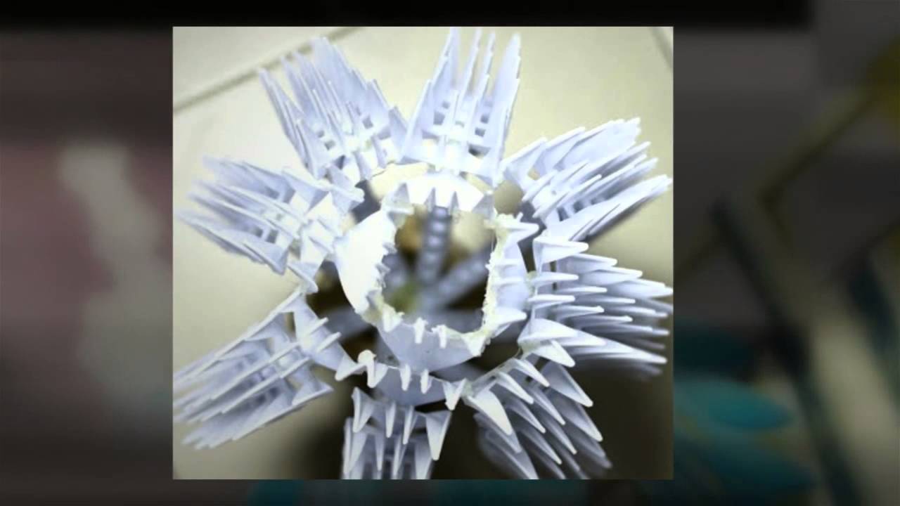 Для новичков можно сделать цветок из пластиковых вилок