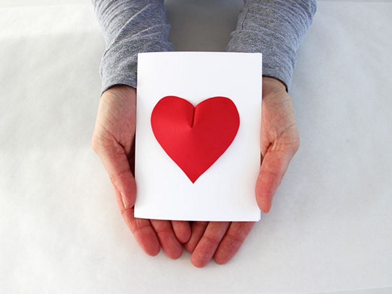 Открытка ко Дню Святого Валентина с сердечком из цветной бумаги