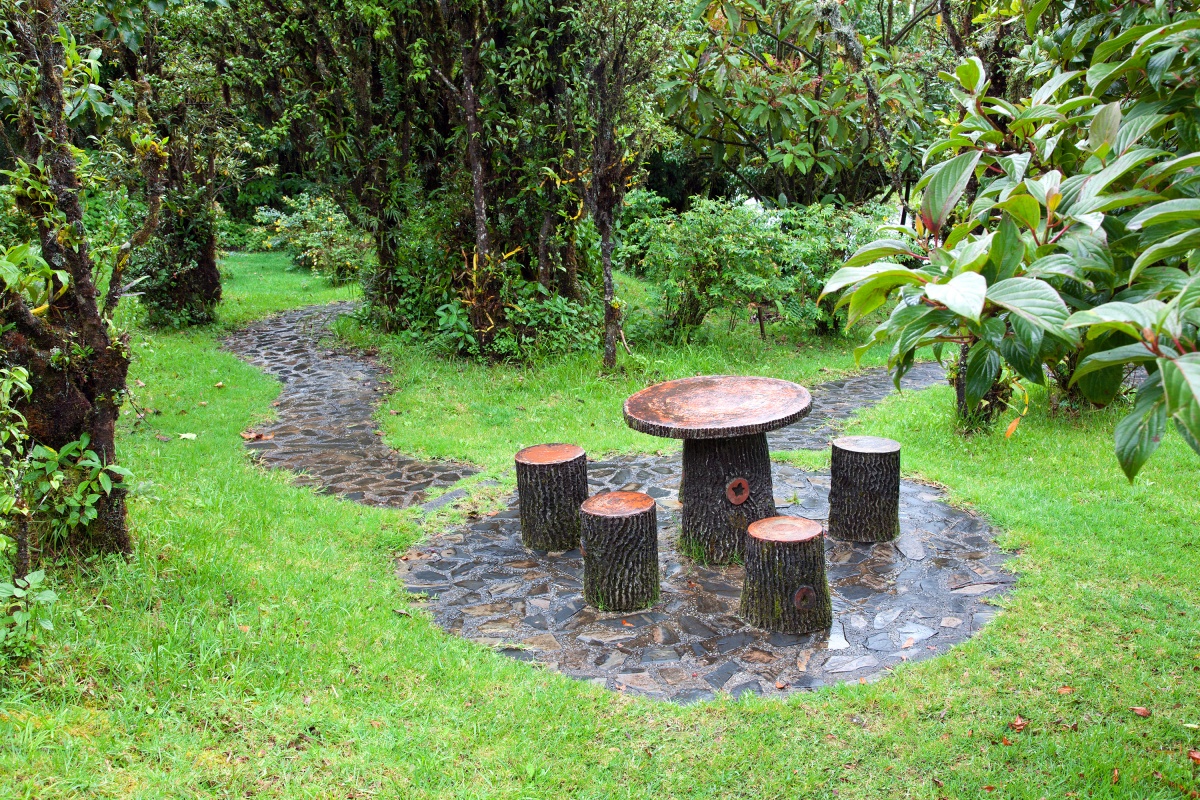 В саду в качестве места отдыха можно использовать уже готовые пни, которые остались после спиливания деревьев