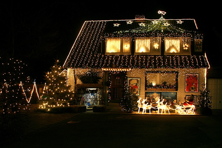 Новогодняя подсветка дома и участка снаружи