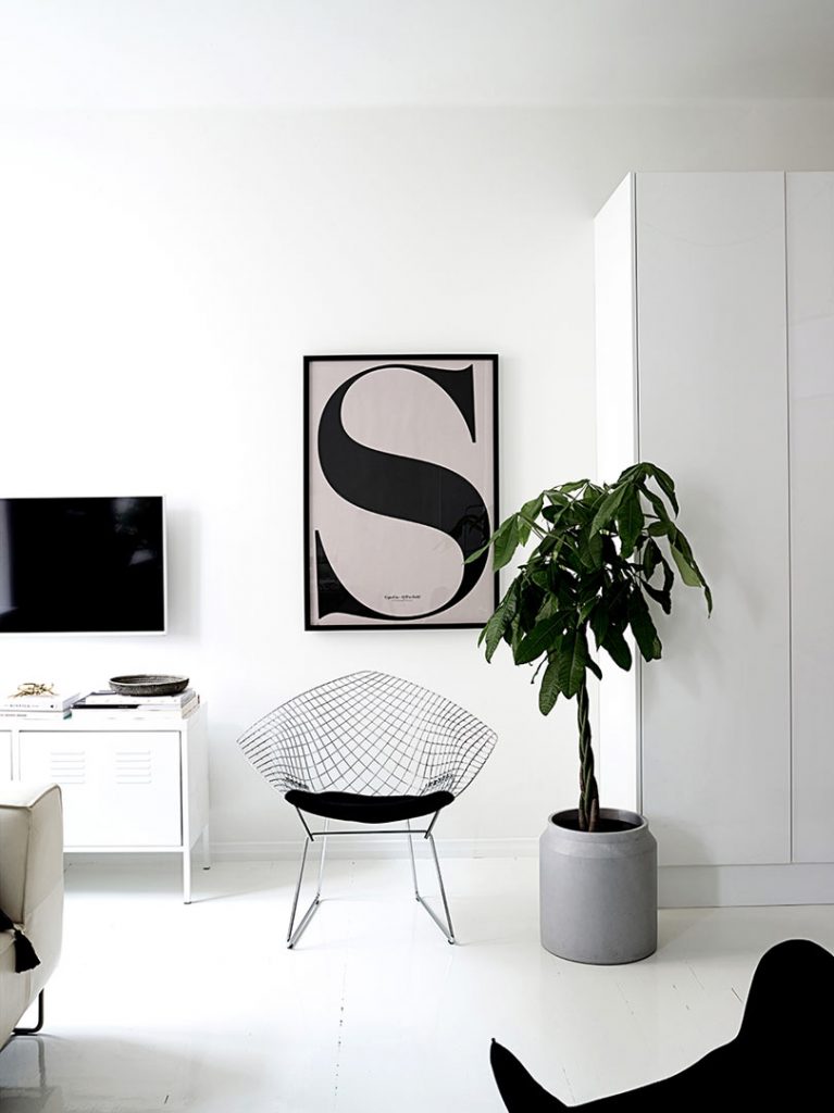 Хельсинская квартира с интерьером в черно-белом исполнении