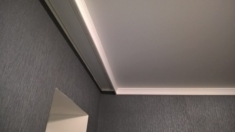Как правильно подобрать размер плинтуса для комнаты
